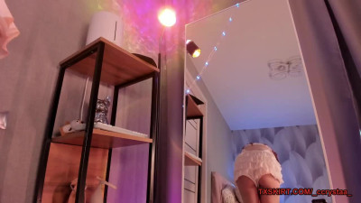 Cute babe twerking