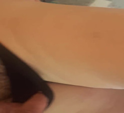 Madurita en la cama no quiere que le quiten el calzon