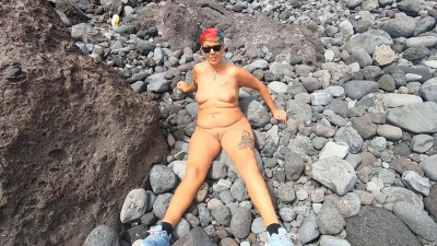 Short-haired tattooed girlfriend gives outdoor beach blowjob