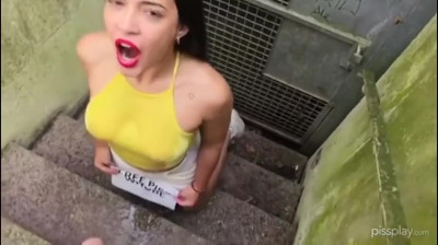 MACHO MANDOU A CADELA ABRIR A BOCA PRA ELE MIJAR NELA