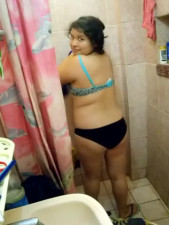 Putita mostrando el culo a sus amigos
