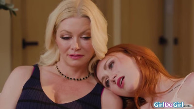 18yo stepdaughter helps her big tits stepmom with her tongue