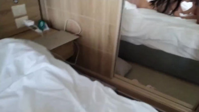 Big-tobtes deutsches Milf gibt Amateur Blowjob im Hotelzimmer