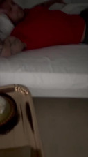 Priscilla Salerno porta la colazione ad un fan e lo scopa forte