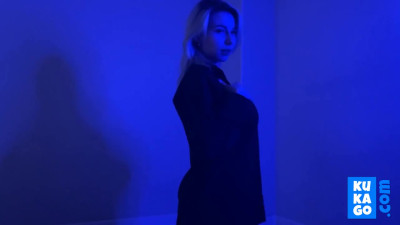 Big-Ass Blonde Babe in a Steamy Solo Cam Show