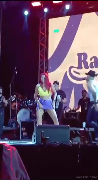 Watch Convida a subir no palco faz a alegria da galera no 10° festival da banana ao exibir Short Sex Videos - Duration: 00:56 | ePornNEW.