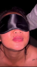 Engolindo porra de vários desconhecidos no glory hole (1)