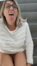 Magali Le Pemp baisée dans un escalier