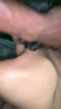 Novinha pretinha da favela de cabelo cacheado fudendo com os crias numa orgia gostosa