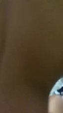 Novinha pretinha da favela de cabelo cacheado fudendo com os crias numa orgia gostosa