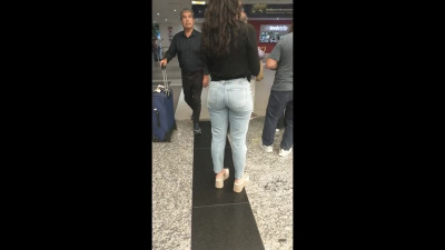Atractiva en el Aeropuerto